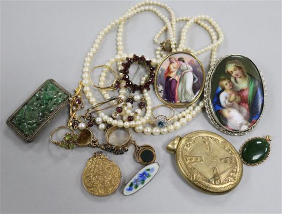 A collection of mixed gold and dress jewellery